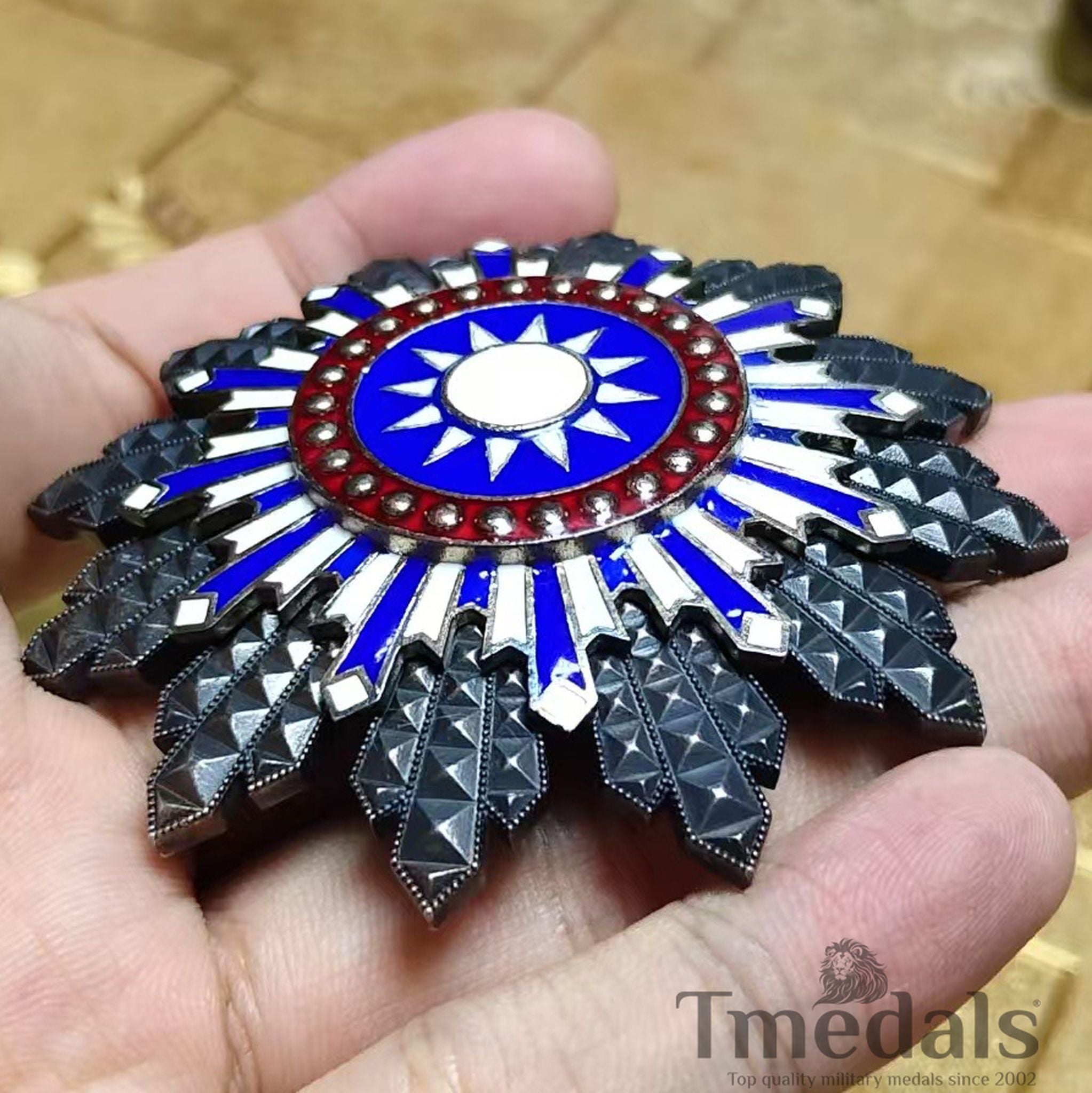 Republic of China Anti-Red Medal 剿赤勋章 Sunburst Badge Pure Silver Roc Order WWII detail view 2