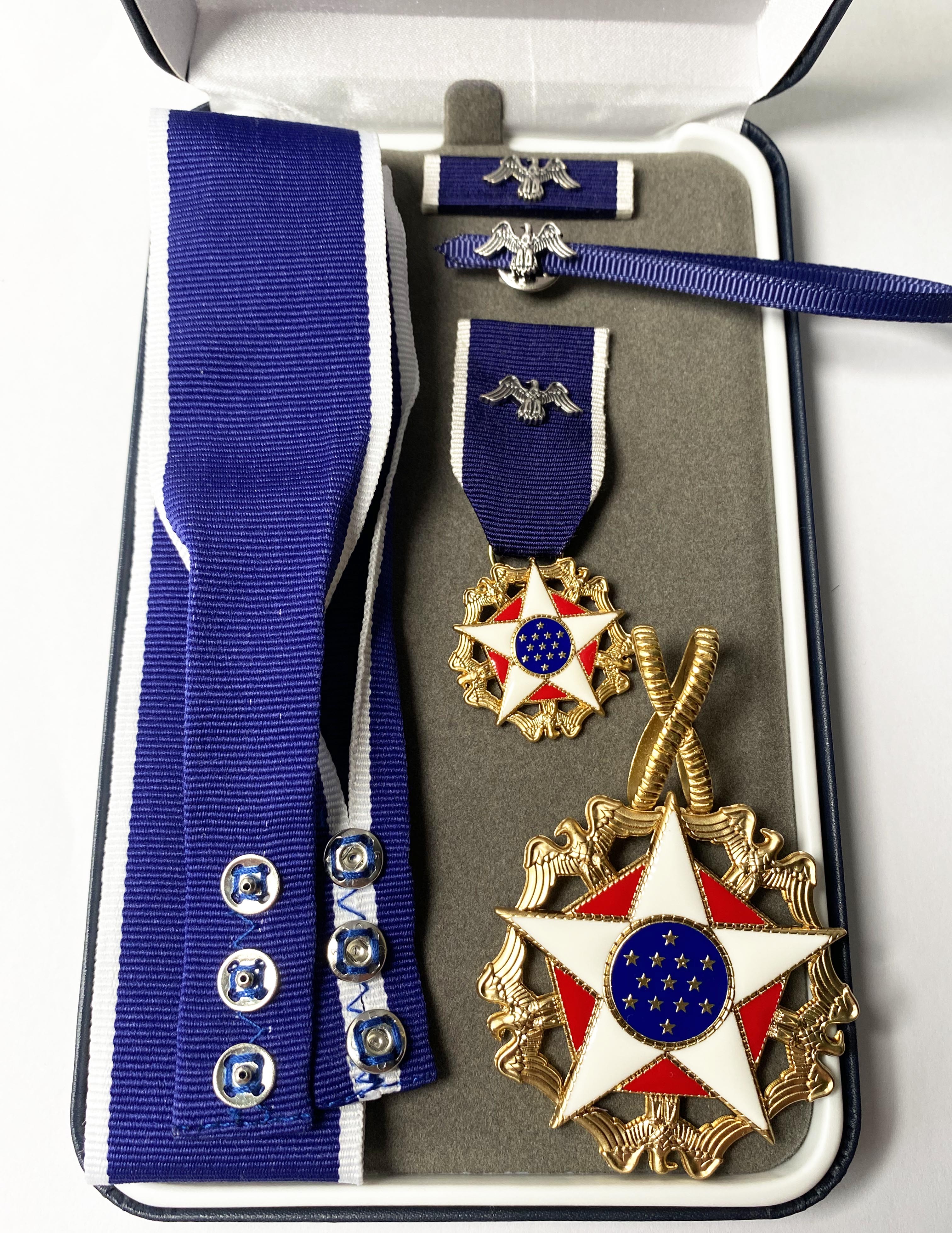 Cased U.S. Presidential Medal of Freedom 1963-Present U.S. Award detail view 15