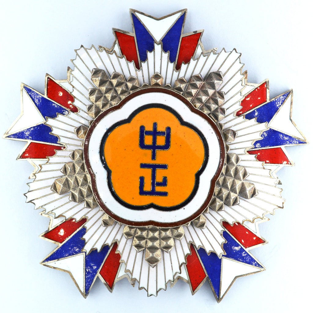 Chinese-REPUBLIC Order of Chiang Chung-Cheng Breast star detail view 8