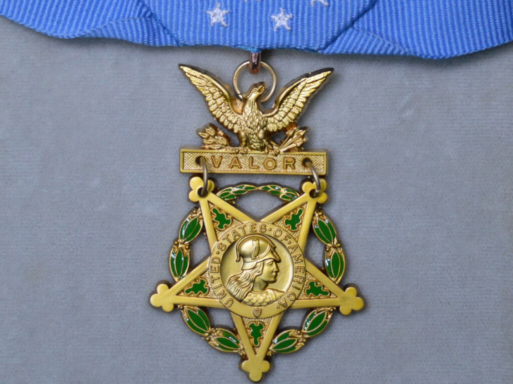 U.S. Medal of Honor Army Current Version – Full-Size with Ribbon Bar, Lapel Pin detail view 4