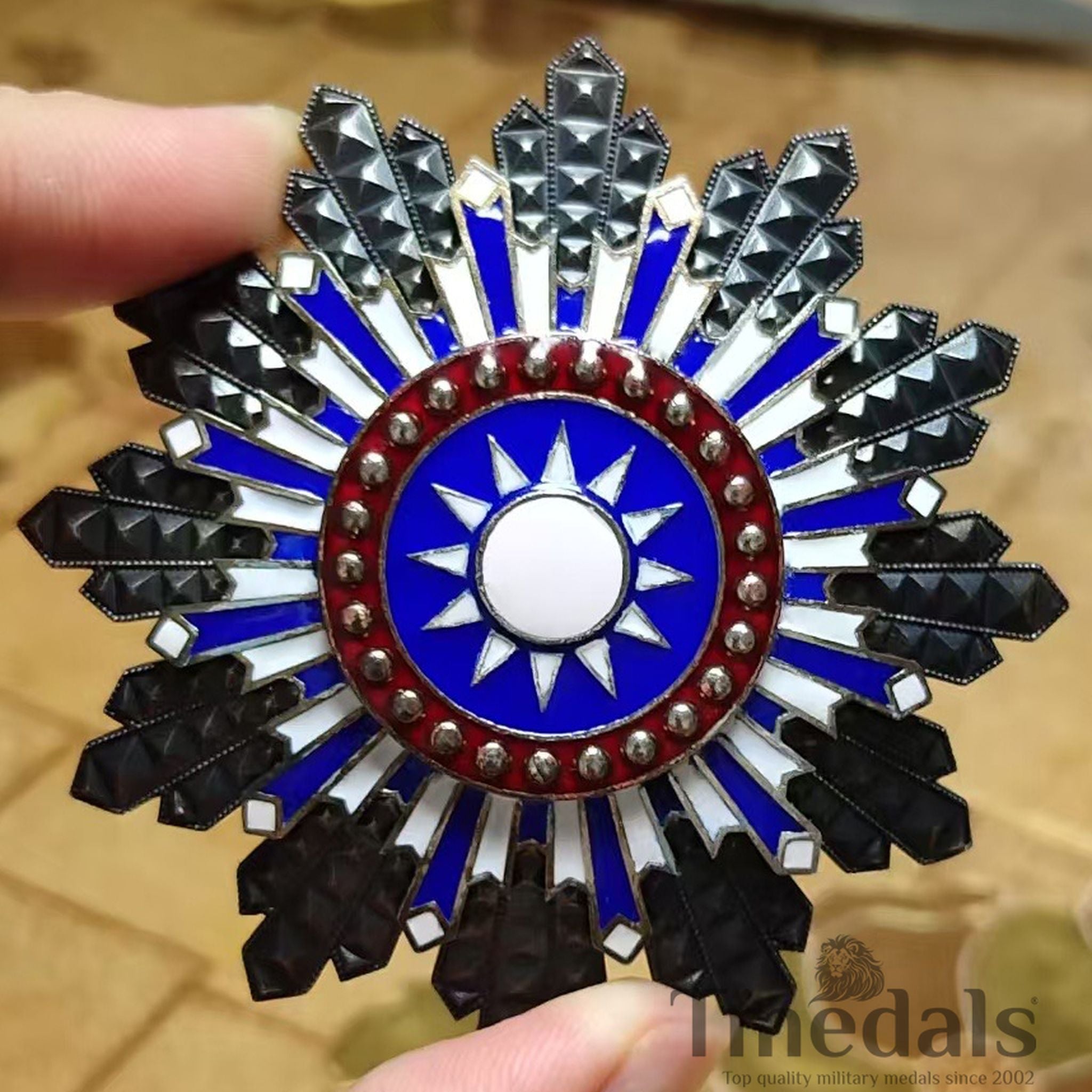 Republic of China Anti-Red Medal 剿赤勋章 Sunburst Badge Pure Silver Roc Order WWII detail view 3