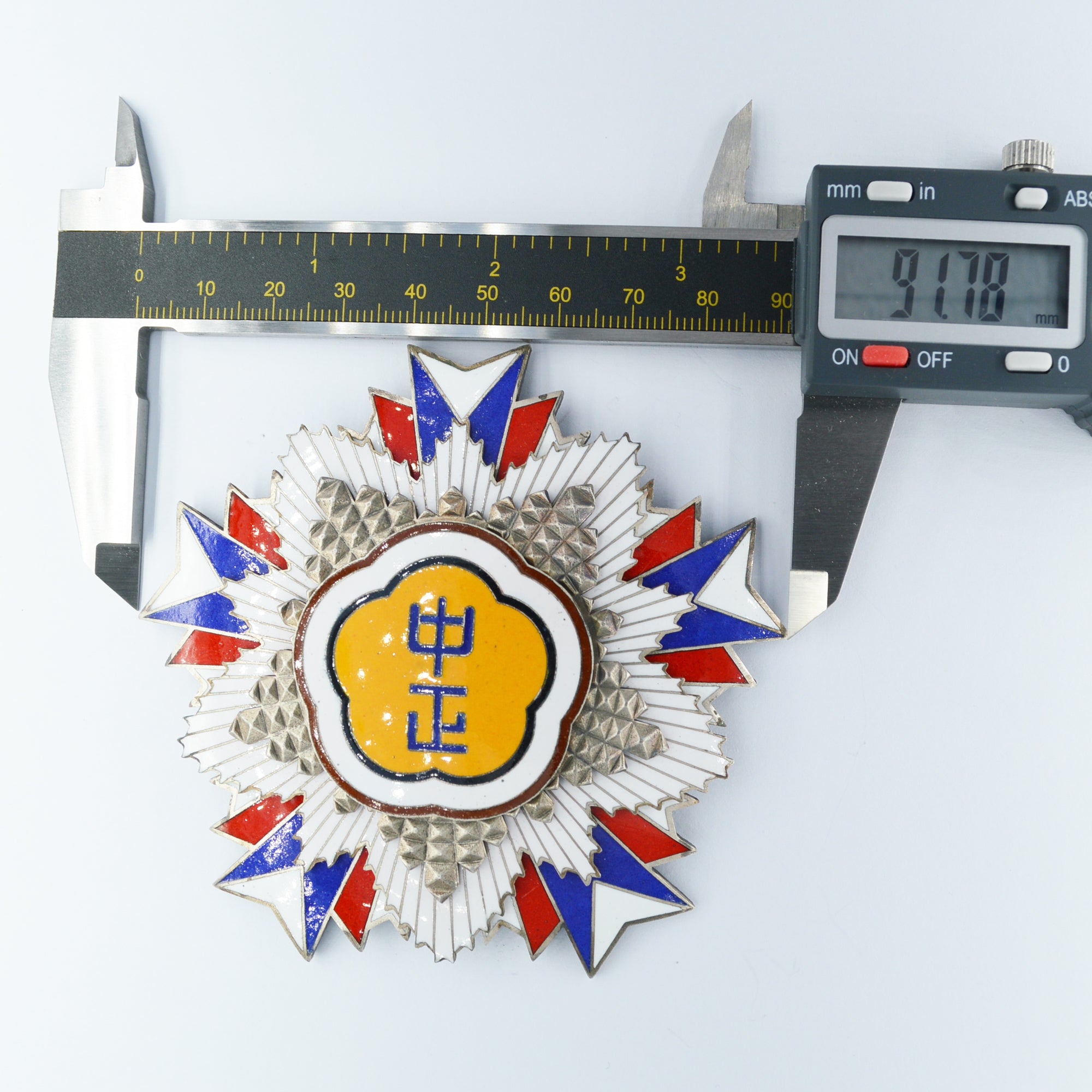Chinese-REPUBLIC Order of Chiang Chung-Cheng Breast star detail view 4