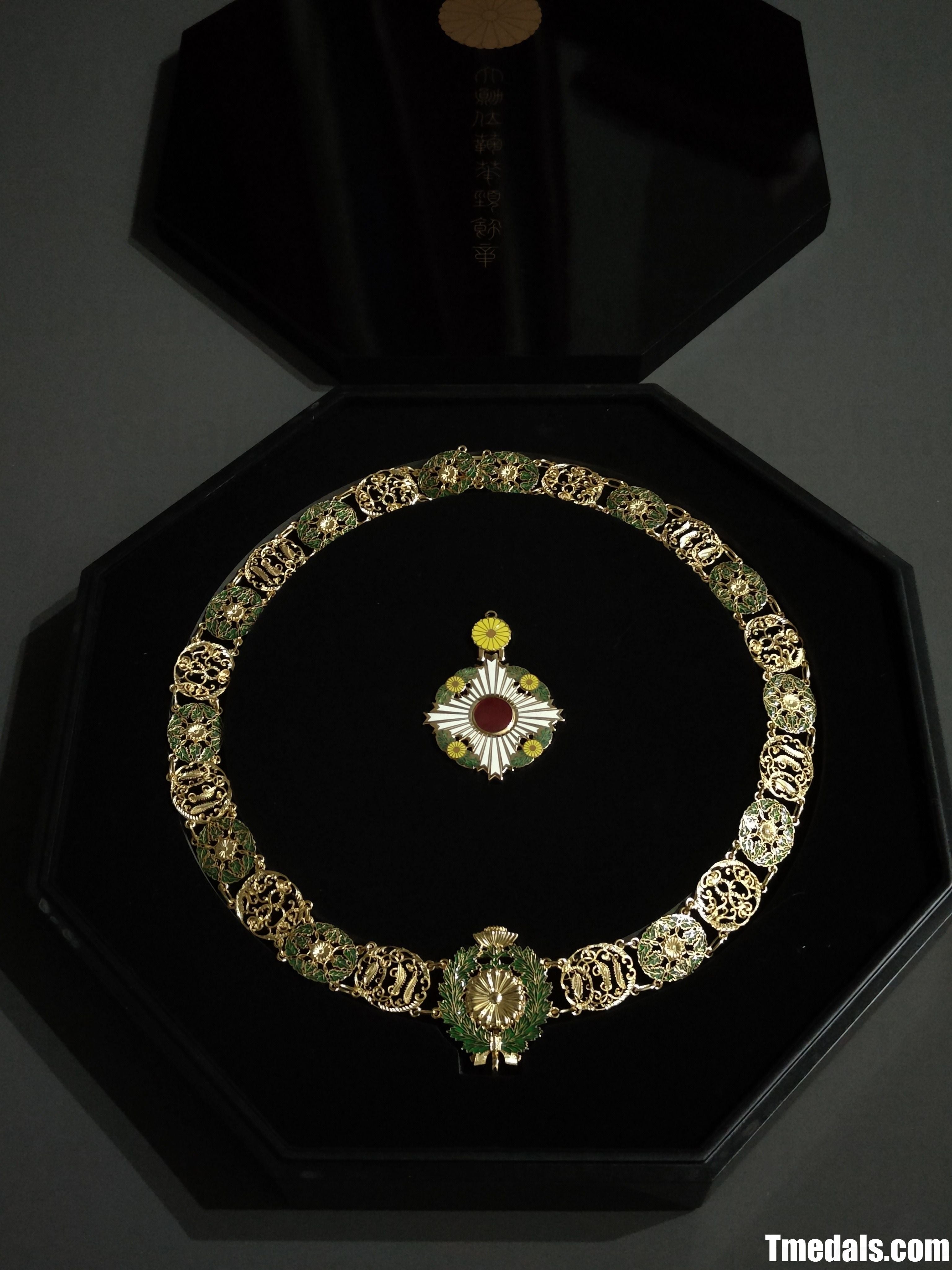 Japan Grand Cordon of the Order of the Chrysanthemum – Full (Copper + Hard Enamel) detail view 15