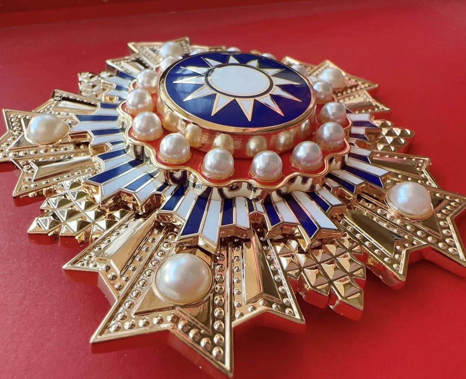 Chinese-REPUBLIC Order of Brilliant Jade Breast star detail view 4