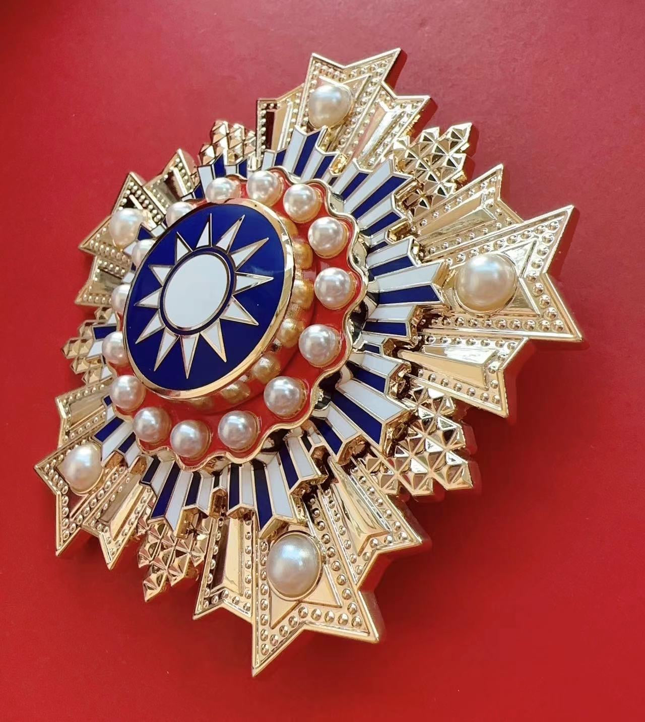 Chinese-REPUBLIC Order of Brilliant Jade Breast star detail view 3