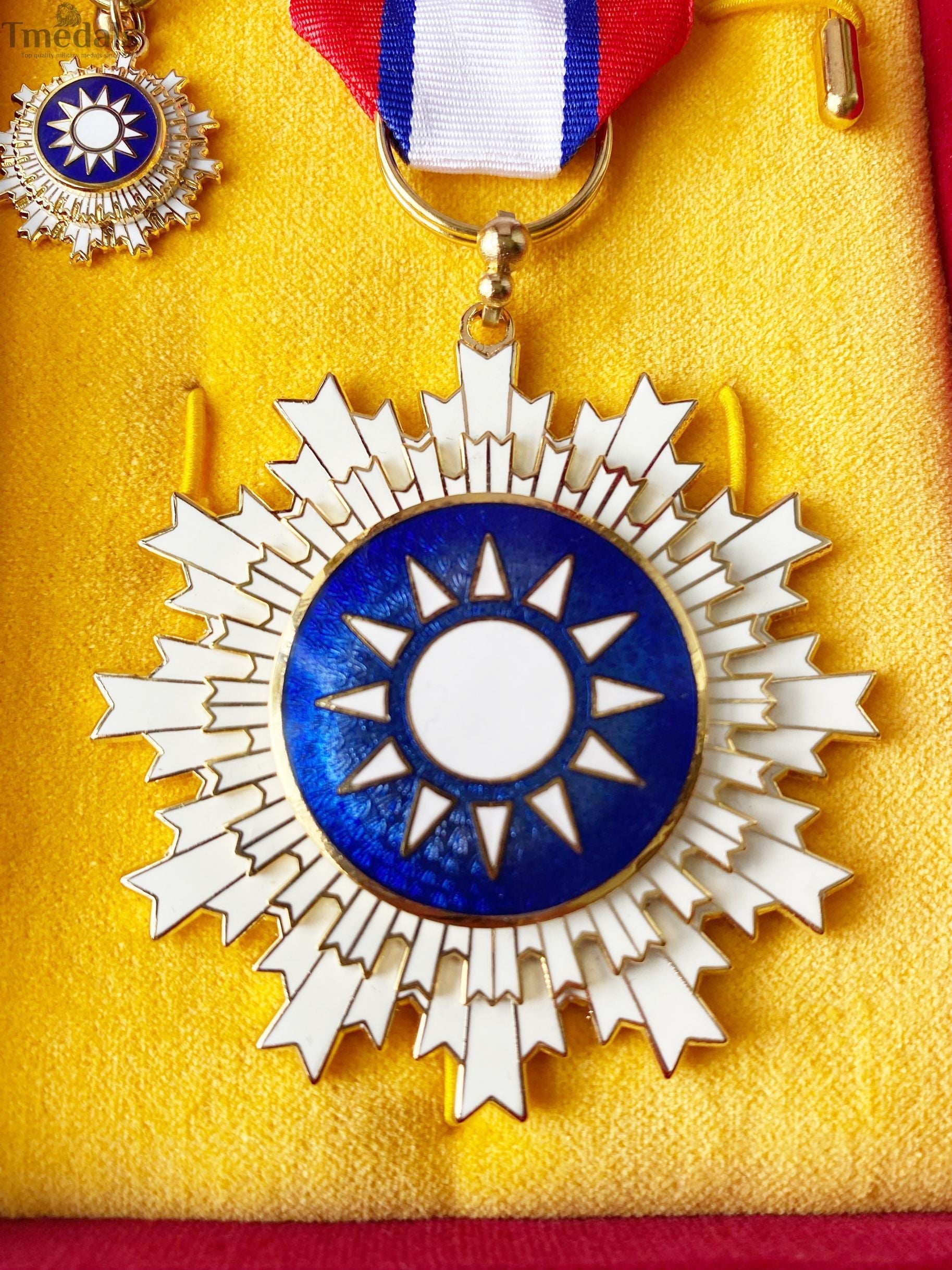 Republic of China Order of Blue Sky and White Sun – Full Set with Case detail view 3