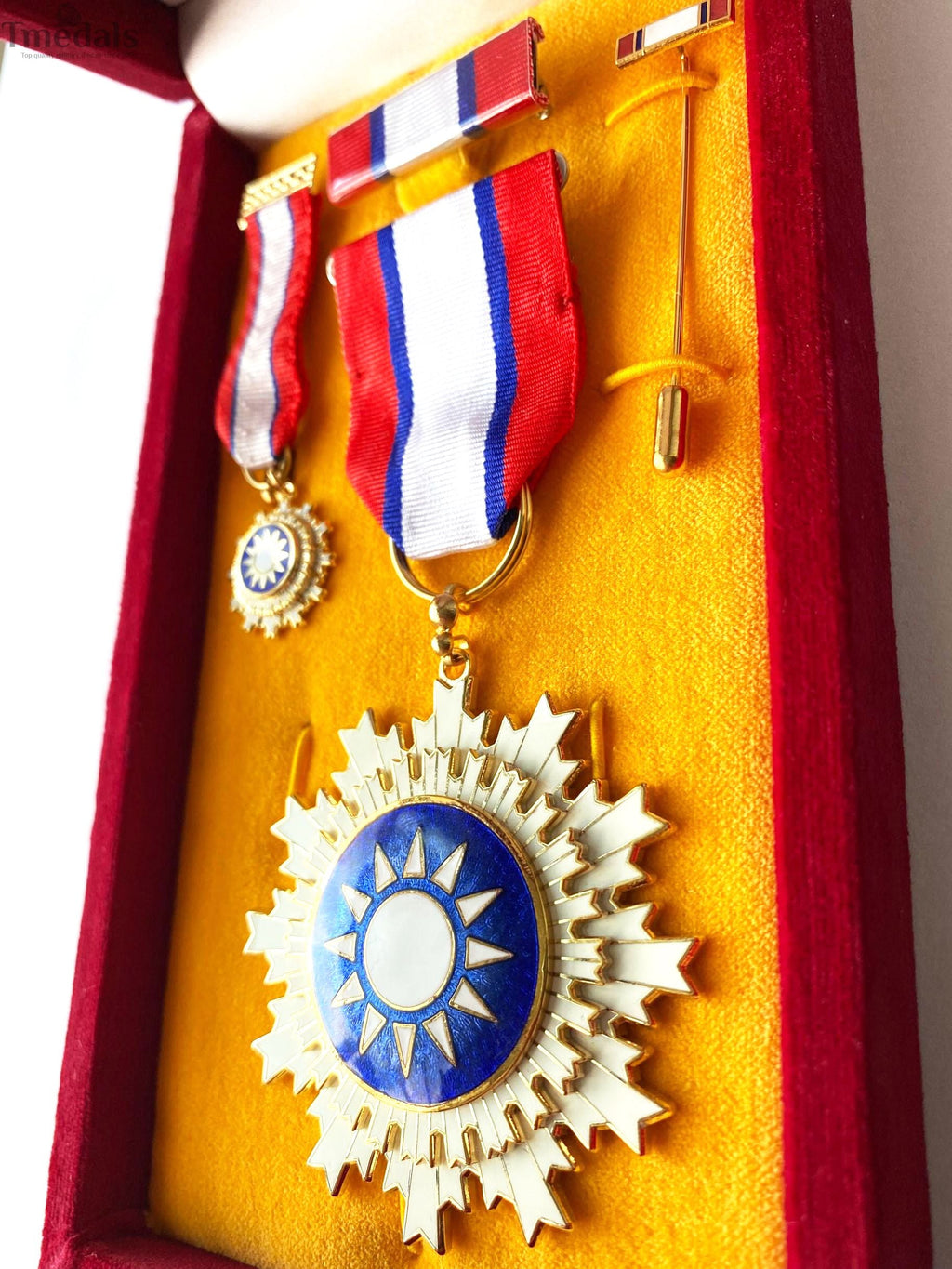 Republic of China Order of Blue Sky and White Sun – Full Set with Case detail view 5