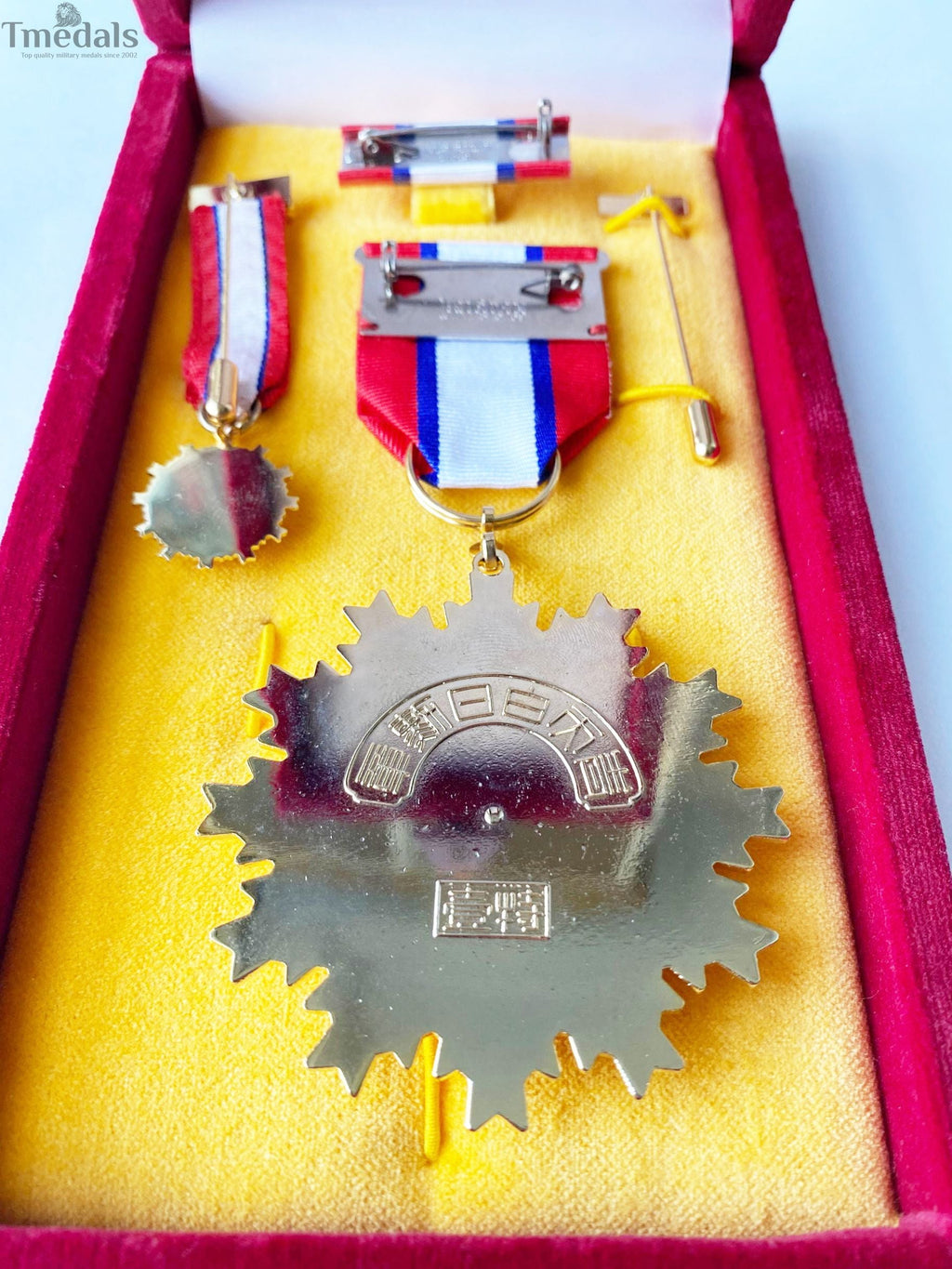Republic of China Order of Blue Sky and White Sun – Full Set with Case detail view 6