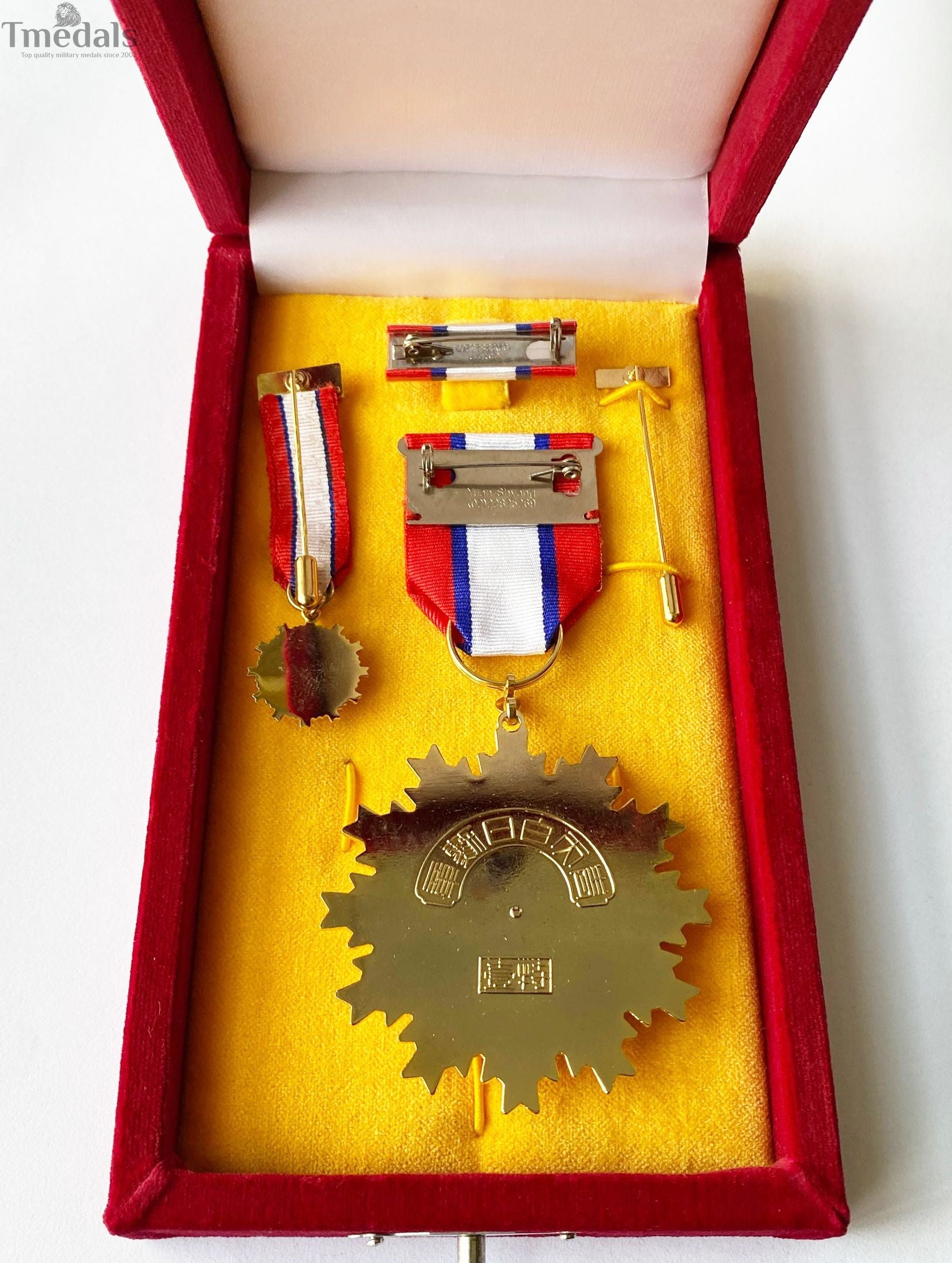 Republic of China Order of Blue Sky and White Sun – Full Set with Case detail view 2