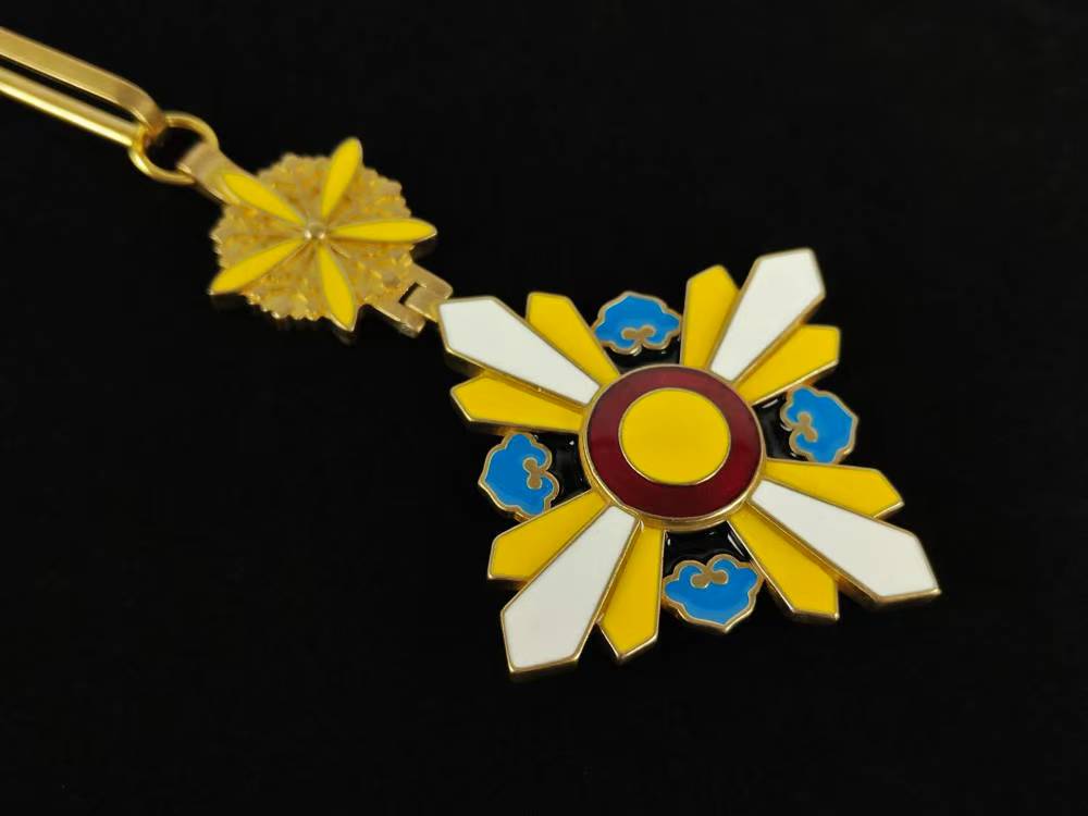 Manchurian Empire – Order of the Auspicious Cloud, 3rd Class Badge () detail view 7
