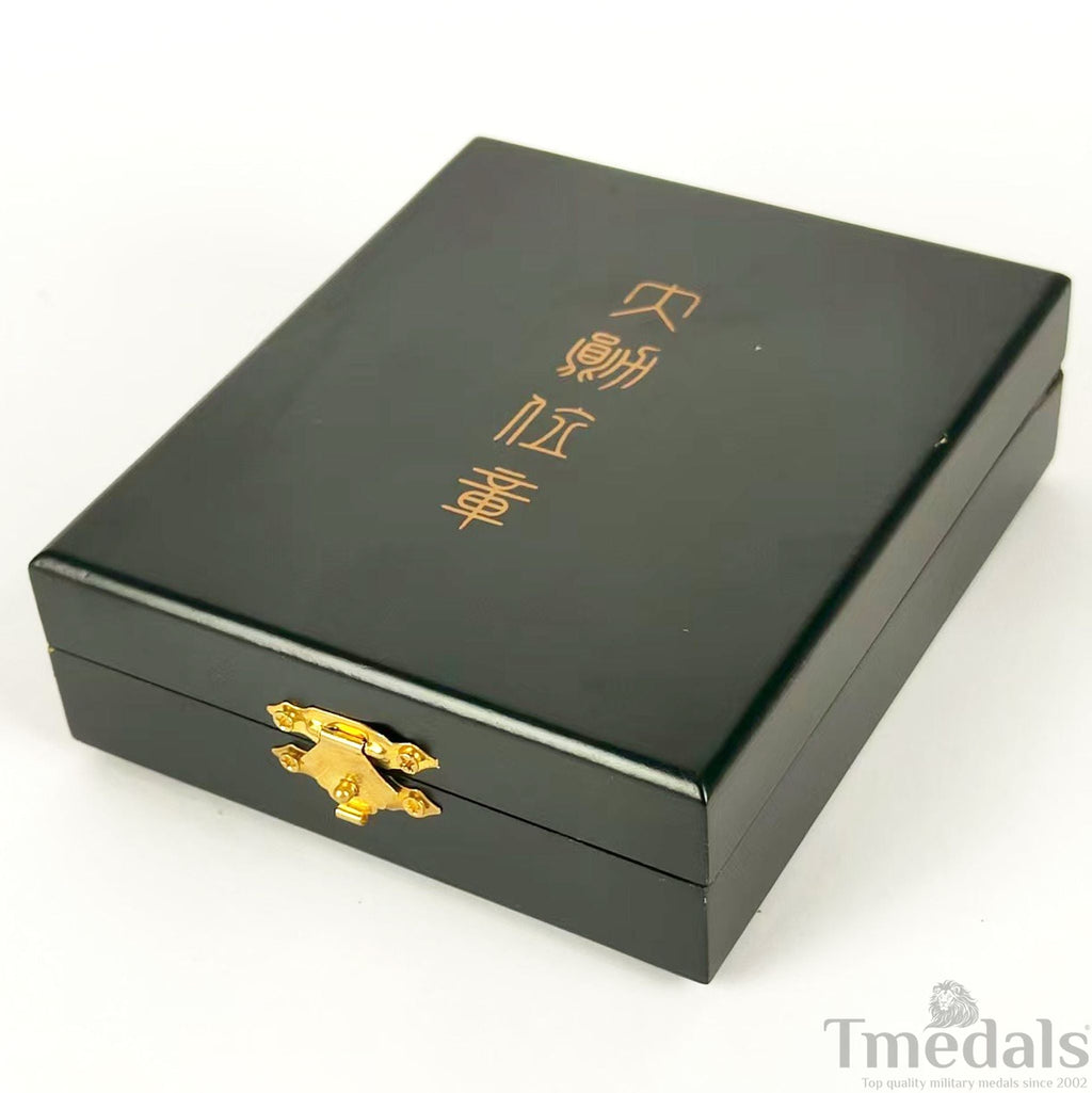 Republic of China Order of Rank and Merit – First Class Medal – Full-Size with Case detail view 7