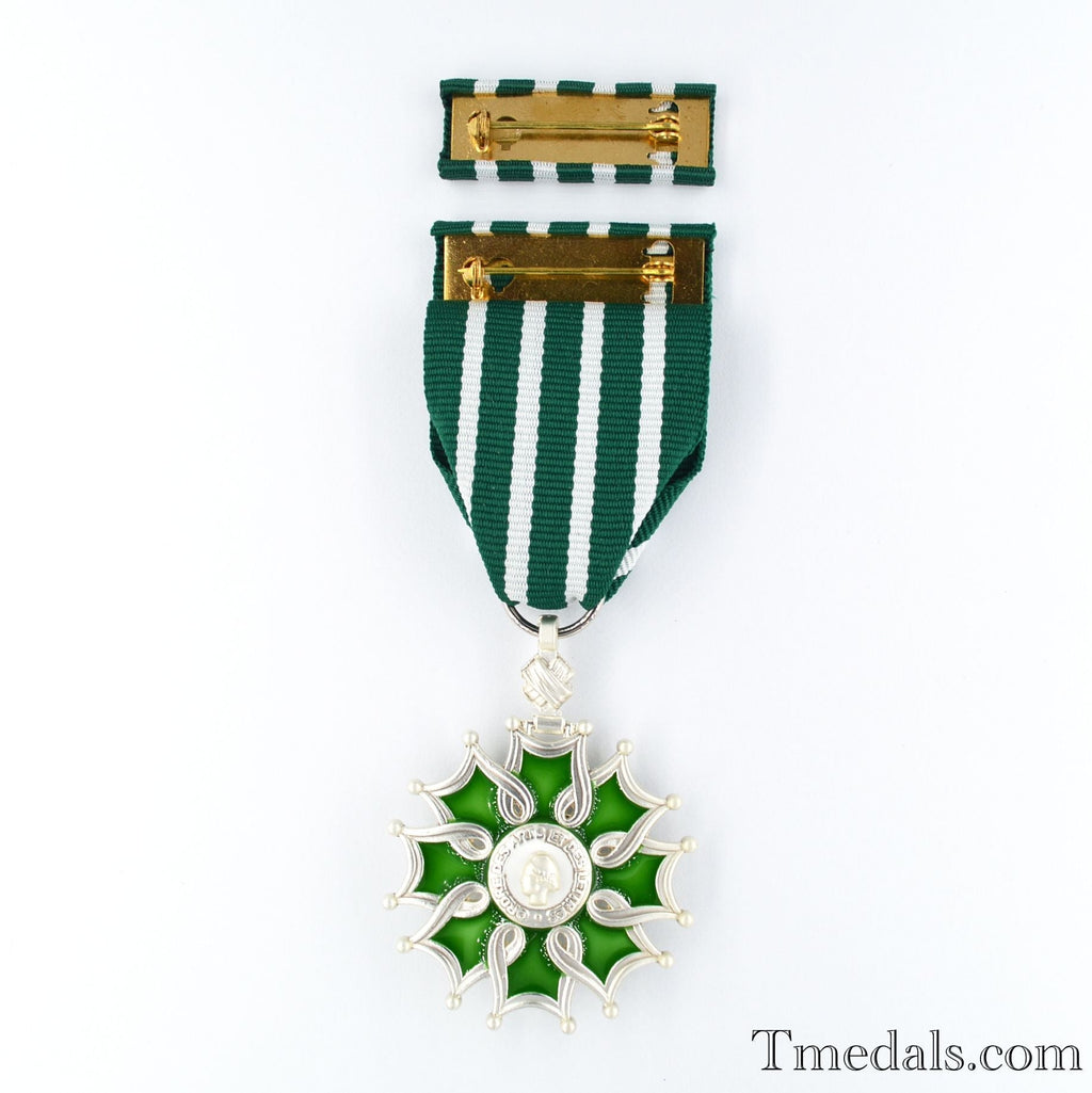 France French Order of the Arts and the Letters Knight degree detail view 2