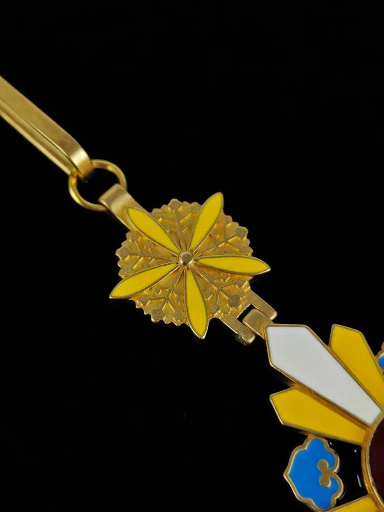 Manchurian Empire – Order of the Auspicious Cloud, 3rd Class Badge () detail view 8