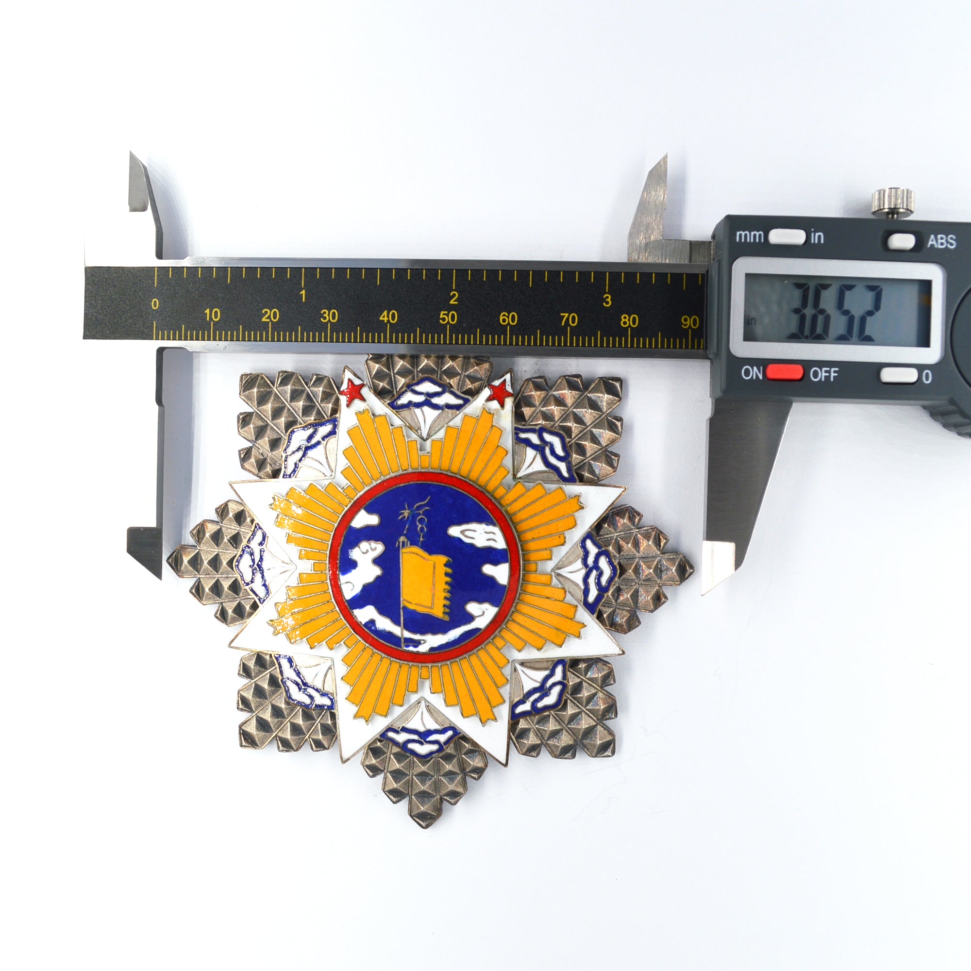 Chinese Republic Order of the Cloud and Banner Second Class detail view 7