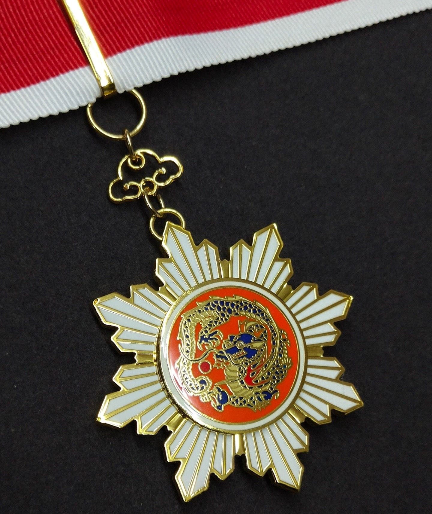 Republic of China Qing Dynasty Order of the blue dragon third 3rd Grade 青龍勛章 detail view 3