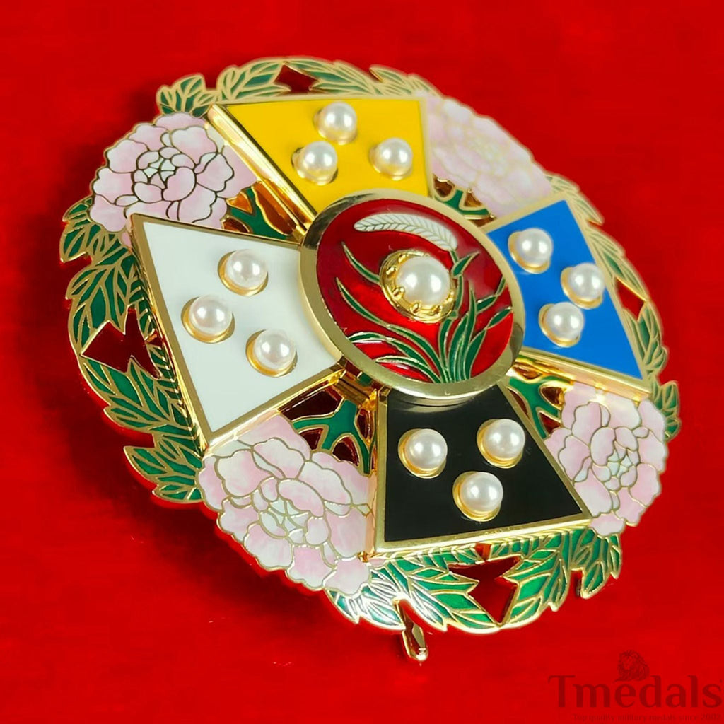 Republic of China Order of Rank and Merit – First Class Medal – Full-Size with Case detail view 4