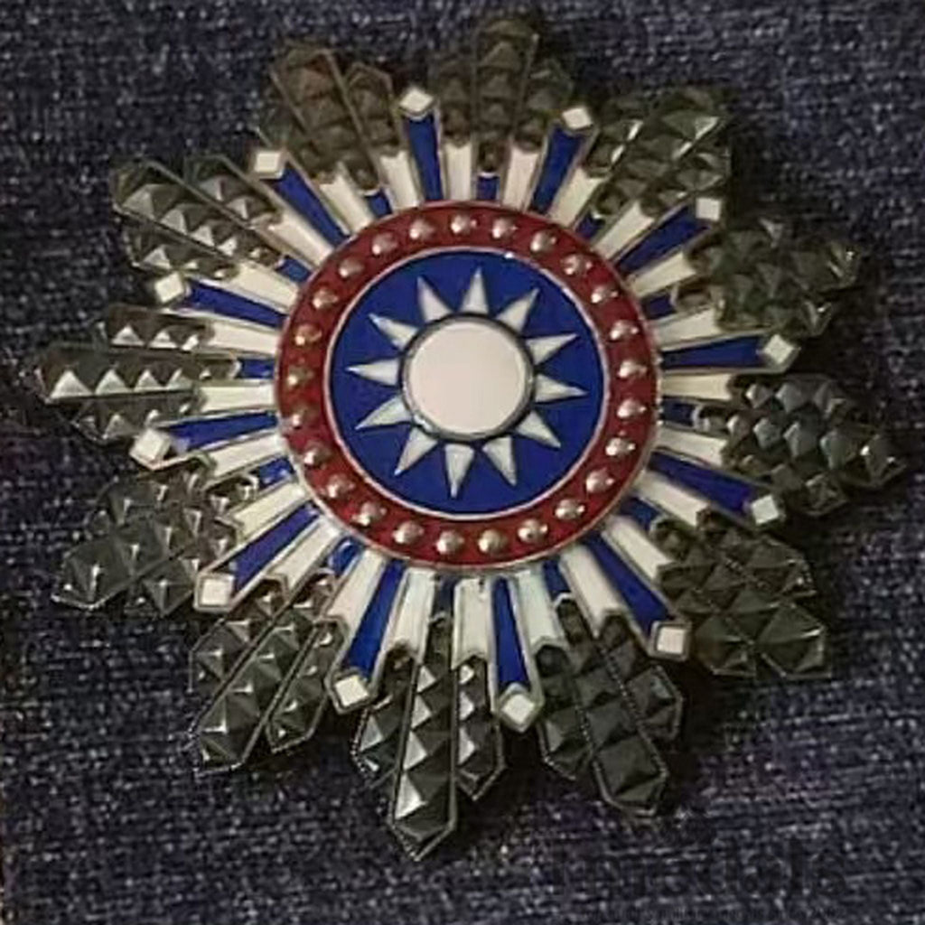 Republic of China Anti-Red Medal 剿赤勋章 Sunburst Badge Pure Silver Roc Order WWII detail view 8