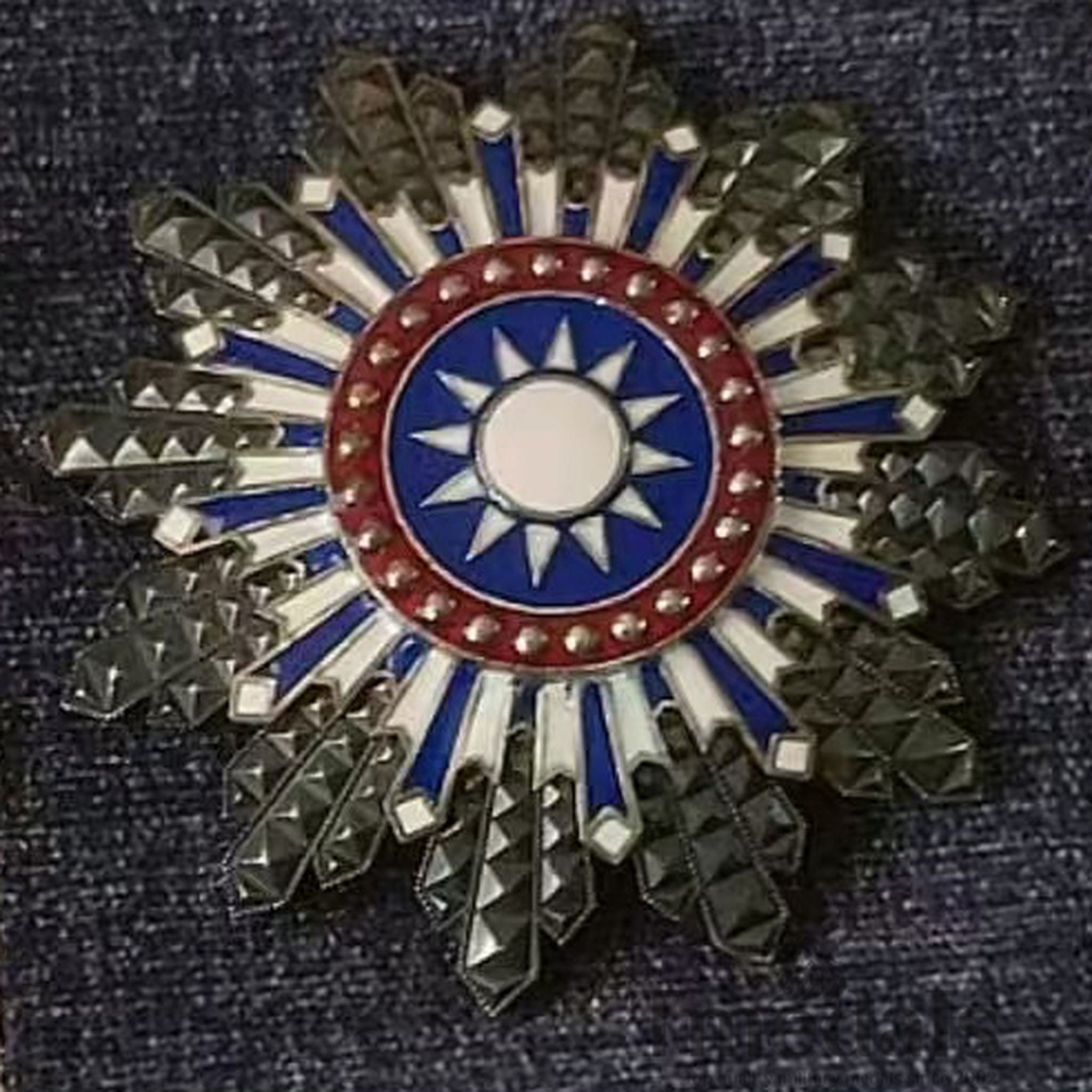 Republic of China Anti-Red Medal 剿赤勋章 Sunburst Badge Pure Silver Roc Order WWII detail view 8