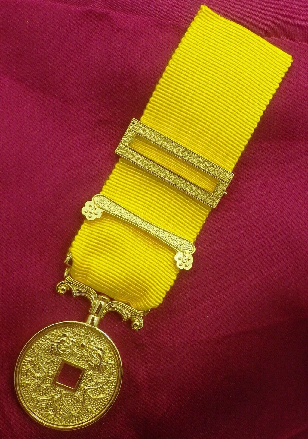 Chinese Qing Dynasty Medal Order of Taiping Bao Xing in Gold Medal de Taiping Bao detail view 2