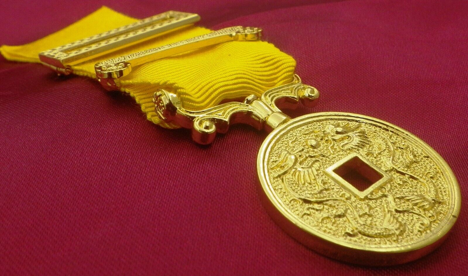 Chinese Qing Dynasty Medal Order of Taiping Bao Xing in Gold Medal de Taiping Bao detail view 3